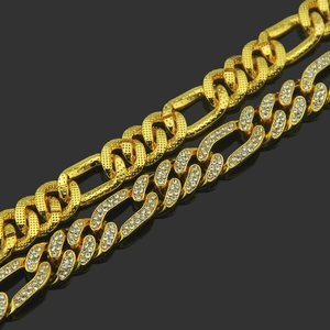 Conjunto cadena Figaro dorada para hombre con textura de metal y eslabones de cristal