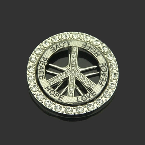 Vue détaillée d'un pendentif paix en métal argenté avec strass et mots hope love gravés