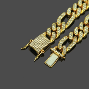 12mm Iced Out Cuban-Link Armband mit funkelnden Strasssteinen auf schwarzem Hintergrund