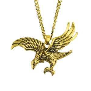 Gros plan du pendentif aigle doré avec texture de plumes détaillée sur chaîne