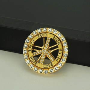 Pendentif paix doré avec strass et gravures Peace Love and Hope sur le bord