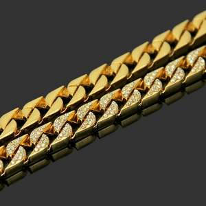 Gros plan sur des chaînes cubaines hip hop dorées avec texture givrée et strass brillants