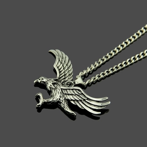 Collier avec pendentif aigle argenté vintage pour homme avec ailes détaillées