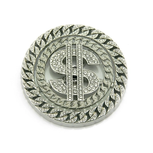 Détail d'un pendentif signe dollar en argent serti de strass brillants hip-hop
