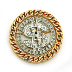 Détail macro du pendentif dollar glacé avec bordure de chaîne cubaine en deux tons