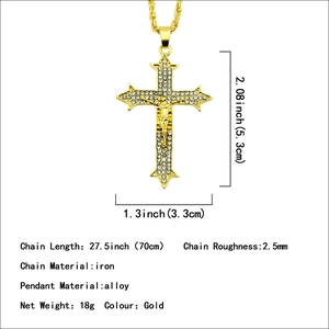 Collier croix hip hop doré avec relief Jésus et cristaux brillants sertis
