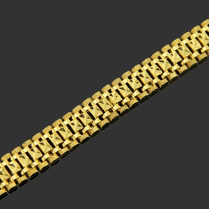 Bracelet luxueux doré style montre avec maillons géométriques sur un fond noir chic