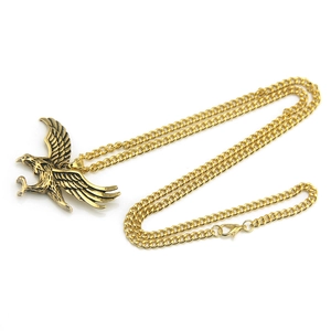 Collier rétro avec pendentif aigle doré aux plumes détaillées et chaîne à maillons