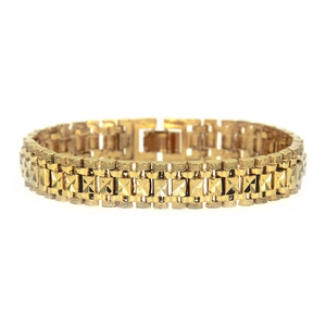 Bracelet doré style montre avec maillons géométriques et détails de texture mate