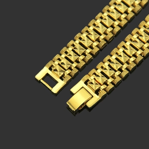 Bracelet luxueux doré de style montre à maillons géométriques sur fond noir réfléchissant