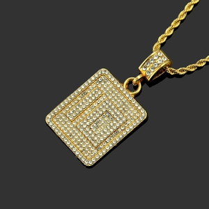 Collier hip hop doré avec pendentif carré numéro 10 serti de strass brillants