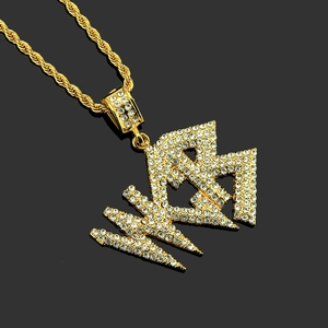 Collier hip-hop avec pendentif lettre givrée et chaîne en corde dorée sur fond sombre