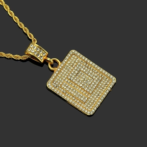 Collier hip hop doré avec pendentif rectangulaire numéro 10 serti de strass brillants