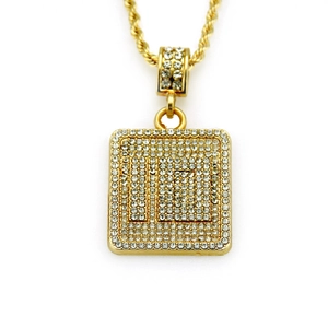 Gros plan du pendentif hip hop doré avec le numéro 10 serti de strass et chaîne corde