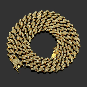 Collana Cuban Link dorata da uomo con pavé di zirconi su una base a specchio scura