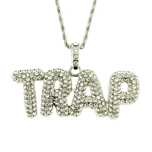 Dettaglio del ciondolo hip hop TRAP argentato con strass bianchi brillanti e catena