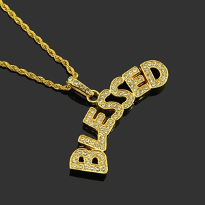 Collier hip hop avec pendentif Blessed doré incrusté de strass et chaîne torsadée