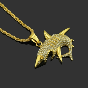 Hip-Hop-Gold-Haikette mit funkelnden Strasssteinen an einer gedrehten Seilkette