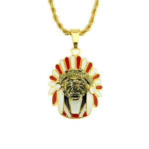 Détail du pendentif chef indien plaqué or avec émail coloré et chaîne de type corde