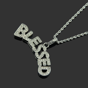 Collier hip hop argenté avec pendentif BLESSED serti sur une chaîne torsadée robuste