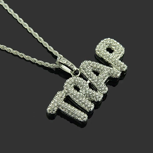 Dettaglio del ciondolo hip-hop TRAP con strass su una catena a corda color argento