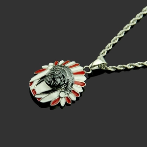 Pendentif chef indien hip-hop avec plumes en émail coloré sur chaîne corde noire