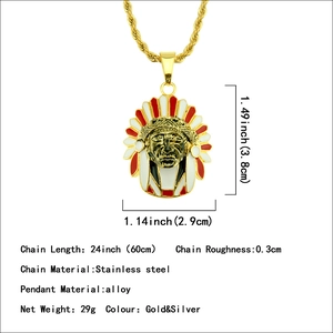 Collier pendentif chef indien doré avec émail et chaîne torsadée en acier inoxydable de 60 cm