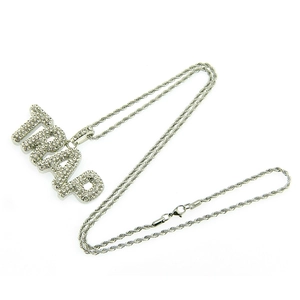 Collana hip hop con ciondolo lettera TRAP argentata con strass e catena a corda intrecciata