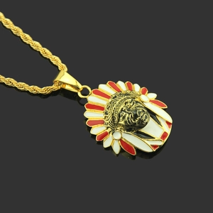 Collier avec pendentif chef indien plaqué or et détails colorés en émail pour hommes