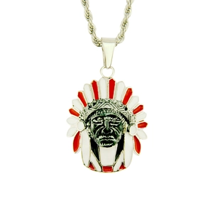 Pendentif chef indien argenté avec émail rouge et blanc sur une chaîne de type corde