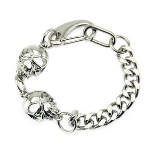 Bracelet punk tête de mort en maille cubaine argentée avec finition vintage sur blanc