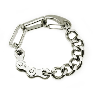 Détail du bracelet chaîne argentée avec maillons industriels et fermoir type mousqueton