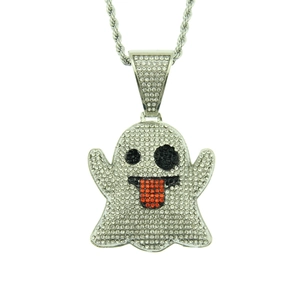 Gros plan du pendentif fantôme hip hop orné de strass blancs et rouges étincelants