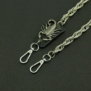 Chaîne de pantalon punk rétro avec pendentif scorpion en relief et fermoirs mousquetons