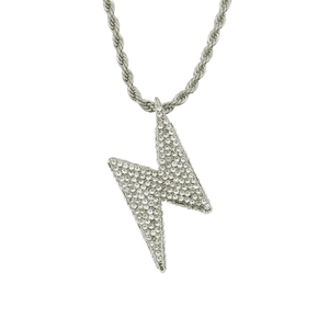 Détail du pendentif éclair hip-hop argenté serti de zircons avec une chaîne torsadée