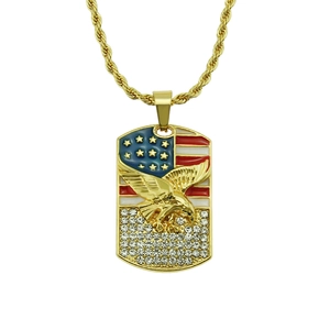 Vue détaillée du pendentif aigle avec émail drapeau américain et oxydes de zirconium