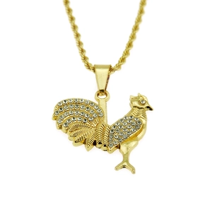 Detailaufnahme von vergoldetem Hahn-Anhänger mit Kristallen und Kordelkette