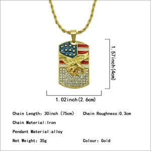 Pendentif aigle doré avec drapeau américain en émail et strass sur chaîne torsadée