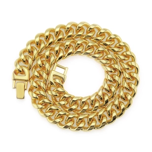 Collier chaîne gourmette dorée polie pour hommes avec fermoir large sur fond blanc