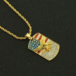 Collier aigle doré avec émail drapeau américain et strass sur chaîne torsadée