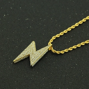 Collier hip-hop pour hommes avec pendentif éclair doré serti de strass et chaîne torsadée