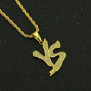 Pendentif lettre VS serti de zircons avec chaîne torsadée dorée style hip hop