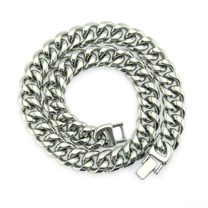 Collier à maille cubaine argentée avec fermoir rectangulaire lisse sur fond blanc