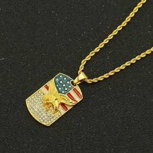 Pendentif aigle doré avec drapeau américain, émail et strass sur une chaîne torsadée