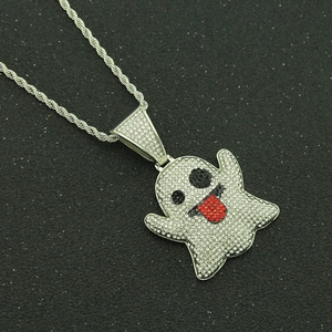 Pendentif emoji fantôme hiphop serti de strass brillants sur une chaîne torsadée