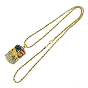 Collier aigle 3D plaqué or avec motif drapeau américain et cristaux sur chaîne torsadée