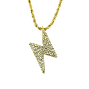 Chaîne hip hop dorée avec pendentif éclair givré serti de cristaux étincelants pour homme