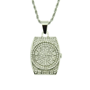 Gros plan détaillé d'un pendentif hip-hop en forme de montre tonneau avec strass sertis