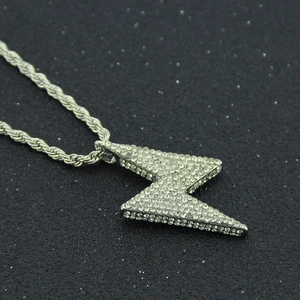 Pendentif éclair style hip-hop avec cristaux pavés sur une grosse chaîne torsadée