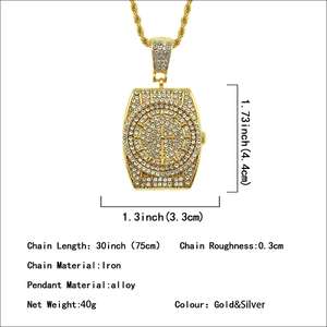 Pendentif montre hip hop plaqué or avec strass scintillants et chaîne torsadée luxe